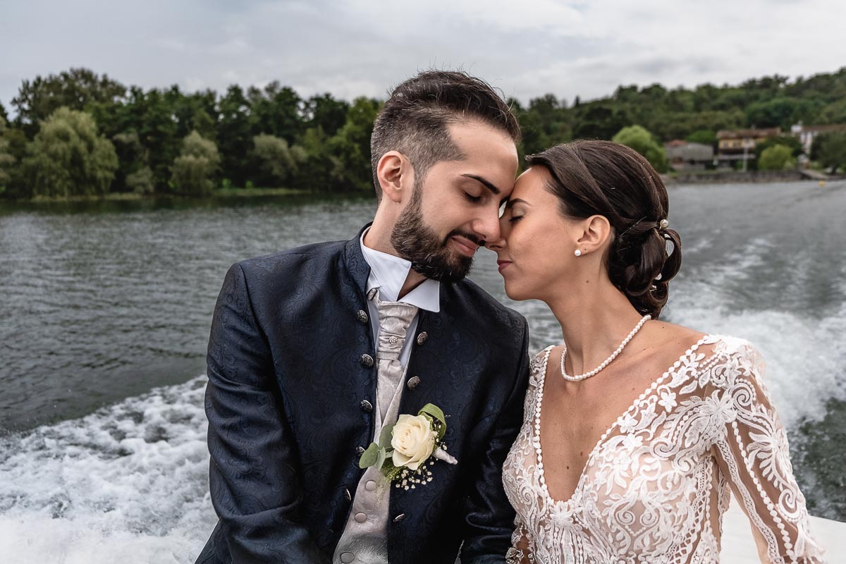 Fotografo Matrimonio Lago di Viverone, Tenuta Variselle. Fotografia di coppia degli sposi. Sposi sul motoscafo. Sposi fronte fronte