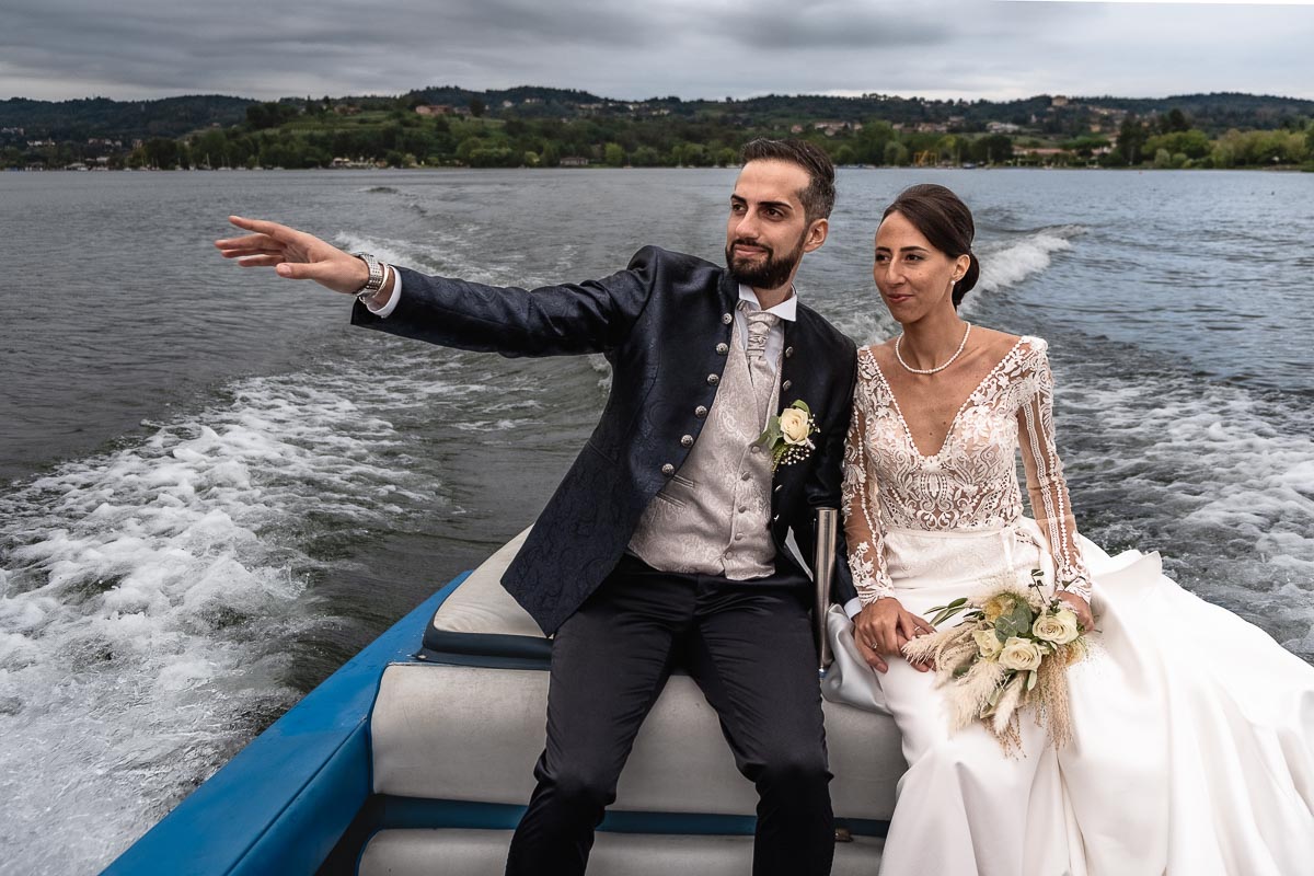 Fotografo Matrimonio Lago di Viverone, Tenuta Variselle. Fotografia di coppia degli sposi. Sposi sul motoscafo.