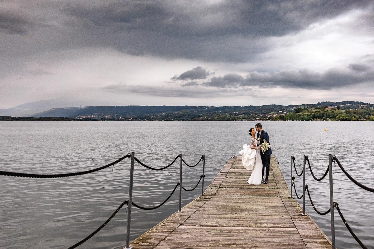 Fotografo Matrimonio Lago di Viverone, Tenuta Variselle. Fotografia di coppia degli sposi. Bacio degli sposi sul pontile.