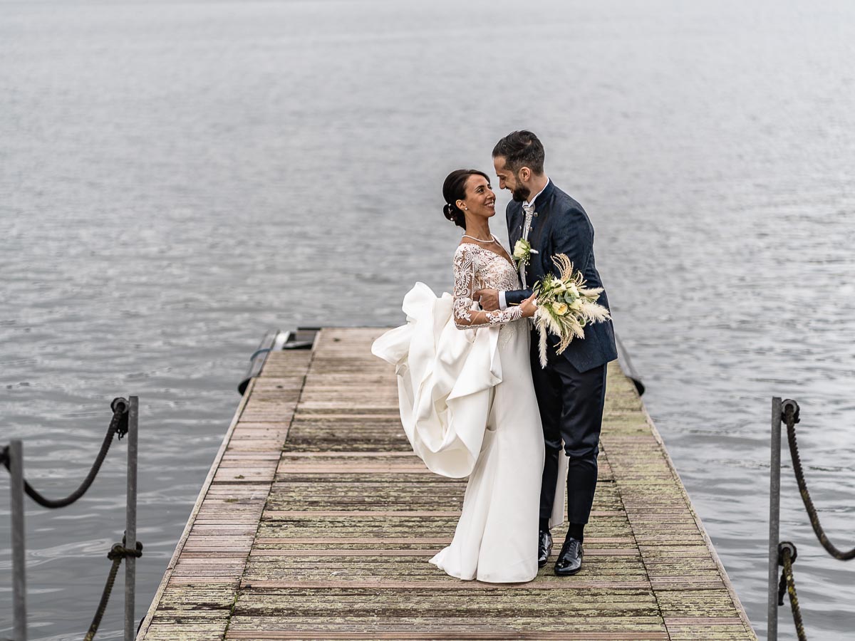 Fotografo Matrimonio Lago di Viverone, Tenuta Variselle. Fotografia di coppia degli sposi. Sposi sul pontile.