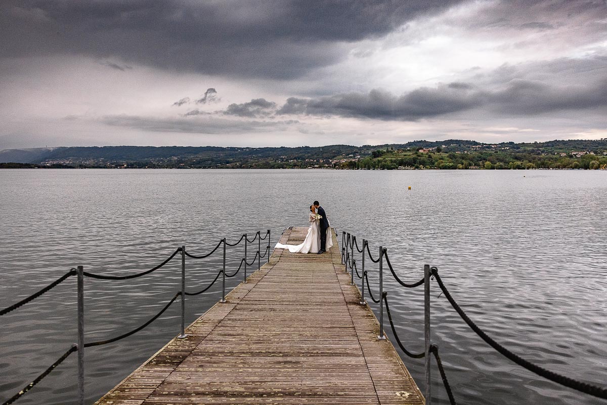 Fotografo Matrimonio Lago di Viverone, Tenuta Variselle. Fotografia di coppia degli sposi. Sposi sul pontile.