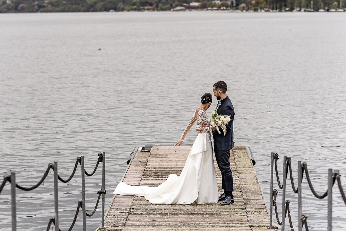 Fotografo Matrimonio Lago di Viverone, Tenuta Variselle. Fotografia di coppia degli sposi. Sposi sul pontile.