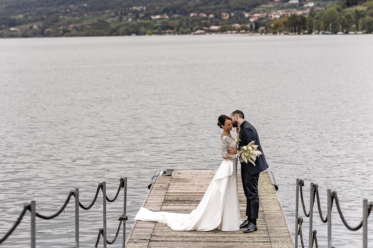 Fotografo Matrimonio Lago di Viverone, Tenuta Variselle. Fotografia di coppia degli sposi. Sposi sul pontile.