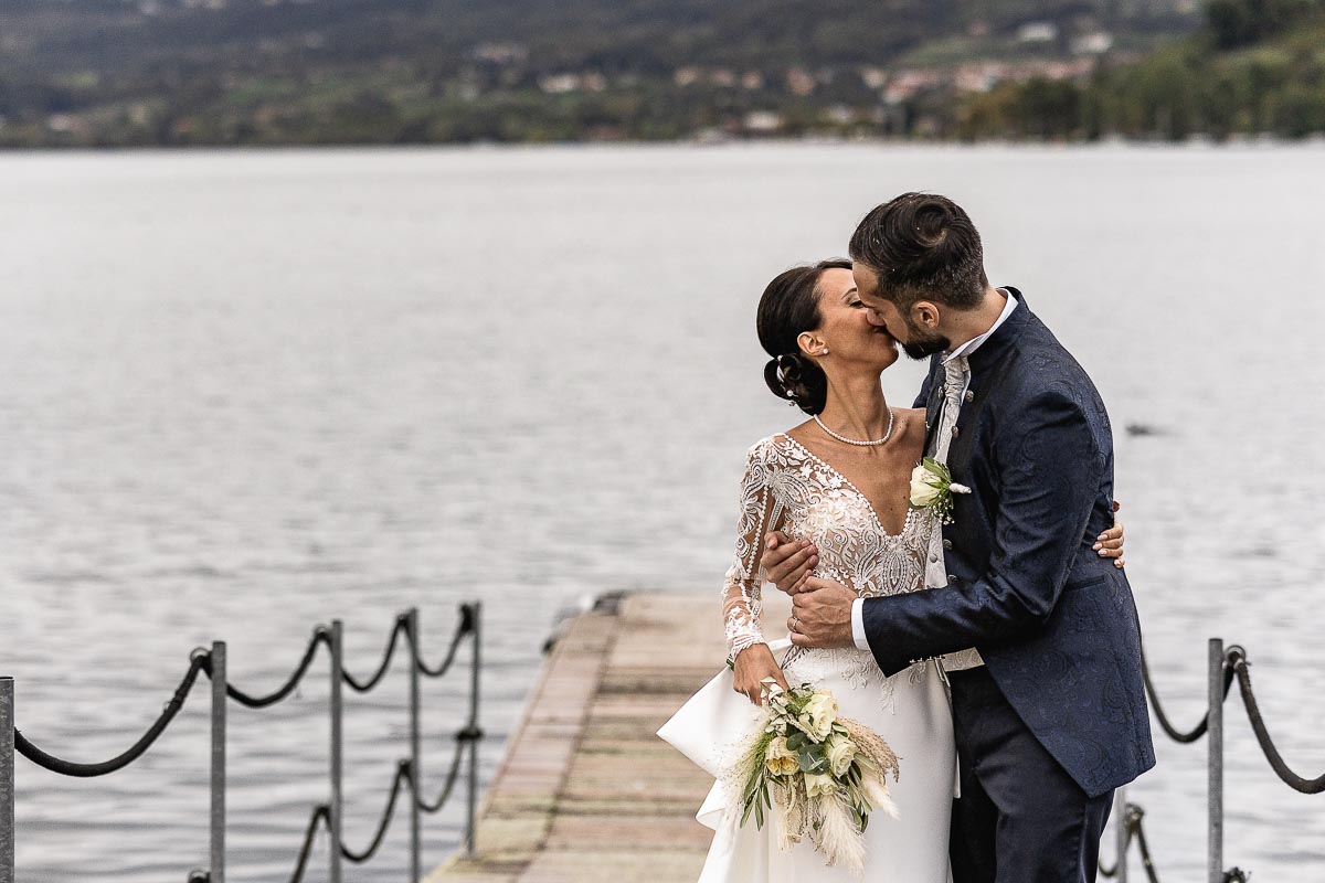 Fotografo Matrimonio Lago di Viverone, Tenuta Variselle. Fotografia di coppia degli sposi. Sposi sul pontile. Bacio