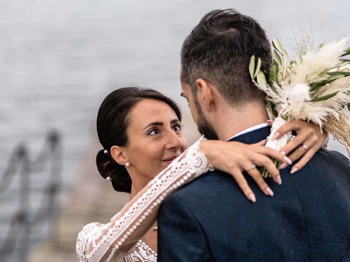 Fotografo Matrimonio Lago di Viverone, Tenuta Variselle. Fotografia di coppia degli sposi. Sposi sul pontile. Ritratto ravvicinato.