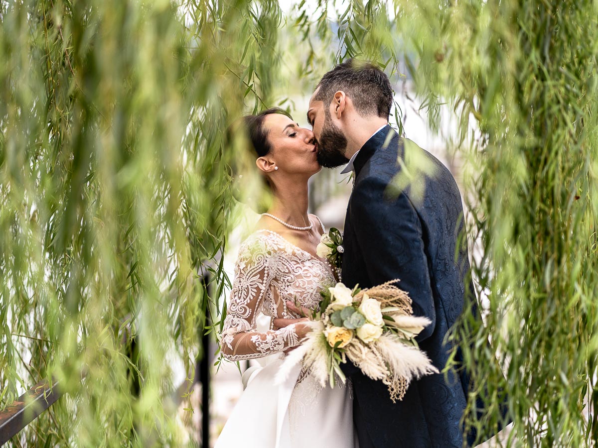 Fotografo Matrimonio Lago di Viverone, Tenuta Variselle. Fotografia di coppia degli sposi. Sposi sul pontile. Sposi sotto il salice.
