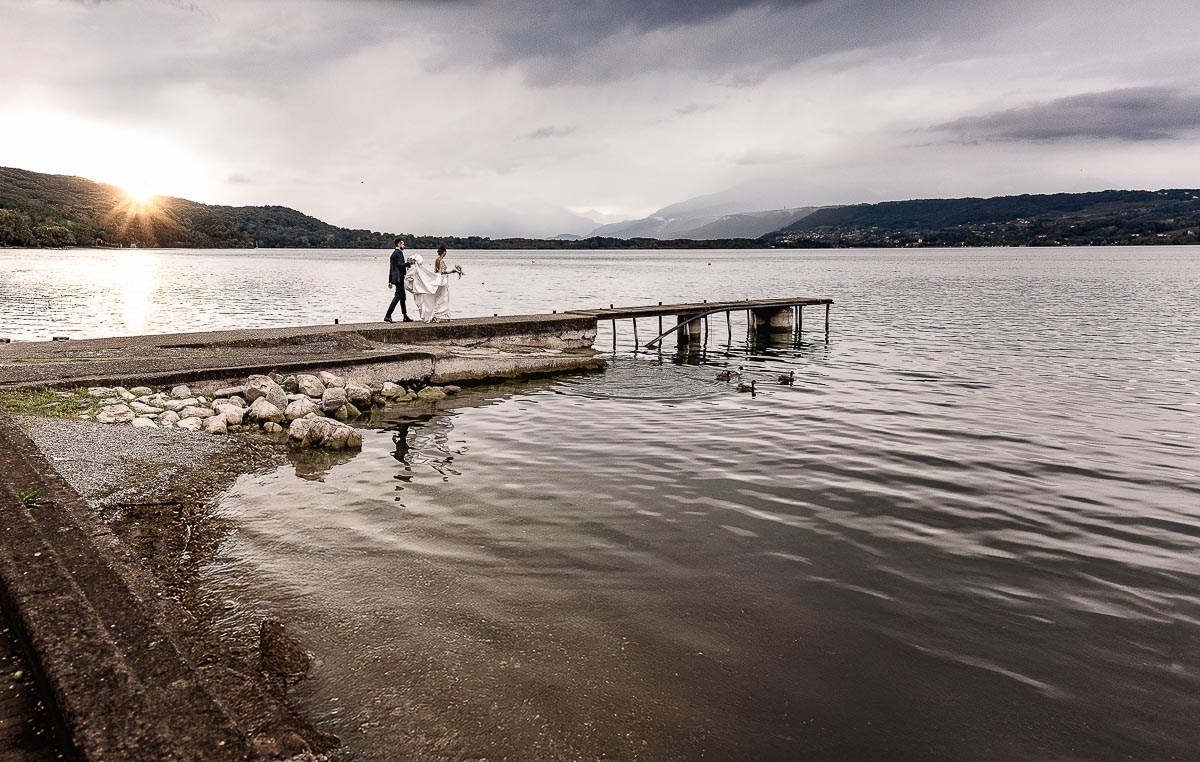 Fotografo Matrimonio Lago di Viverone, Tenuta Variselle. Fotografia di coppia degli sposi. Sposi sul pontile che camminano.