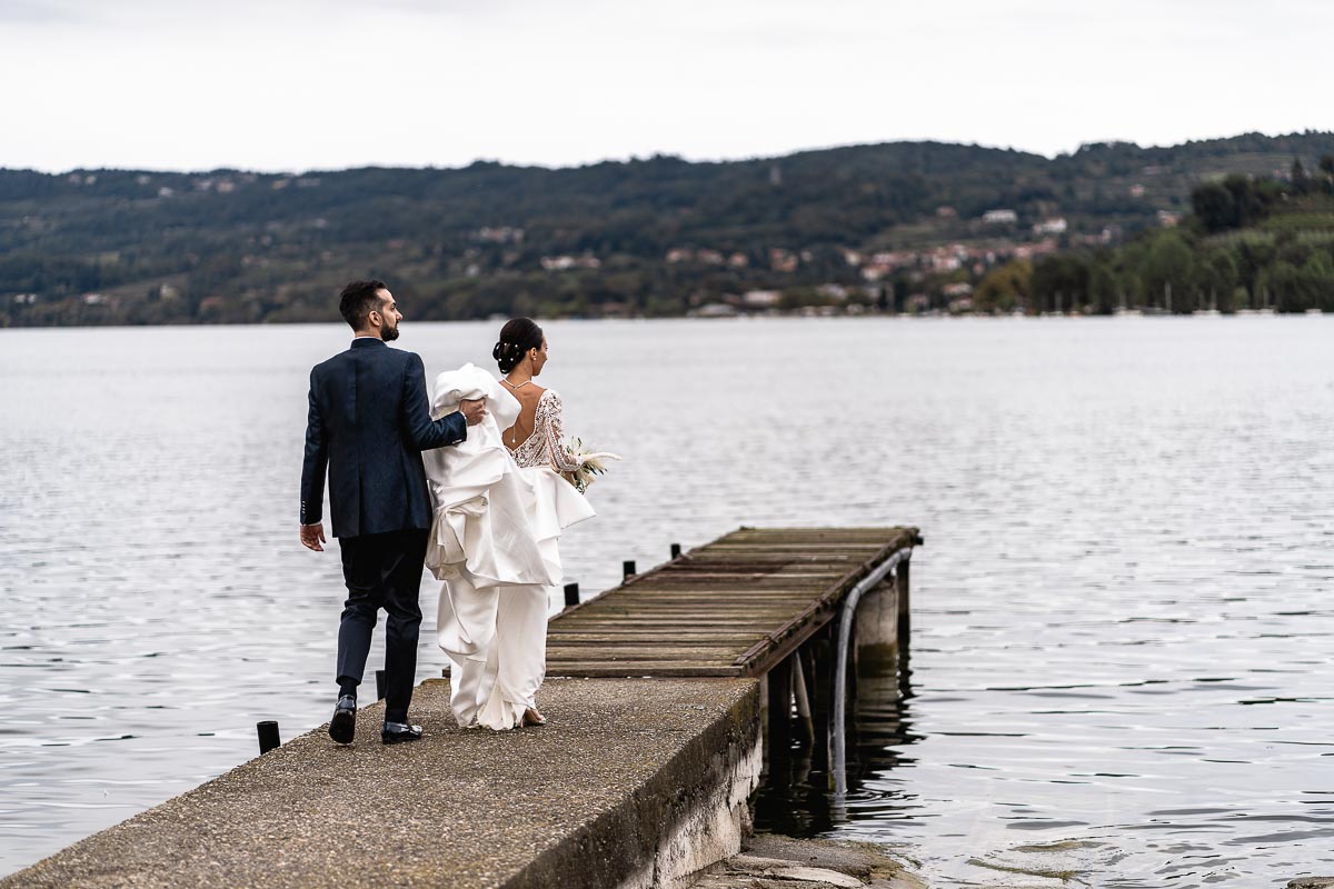 Fotografo Matrimonio Lago di Viverone, Tenuta Variselle. Fotografia di coppia degli sposi. Sposi sul pontile.