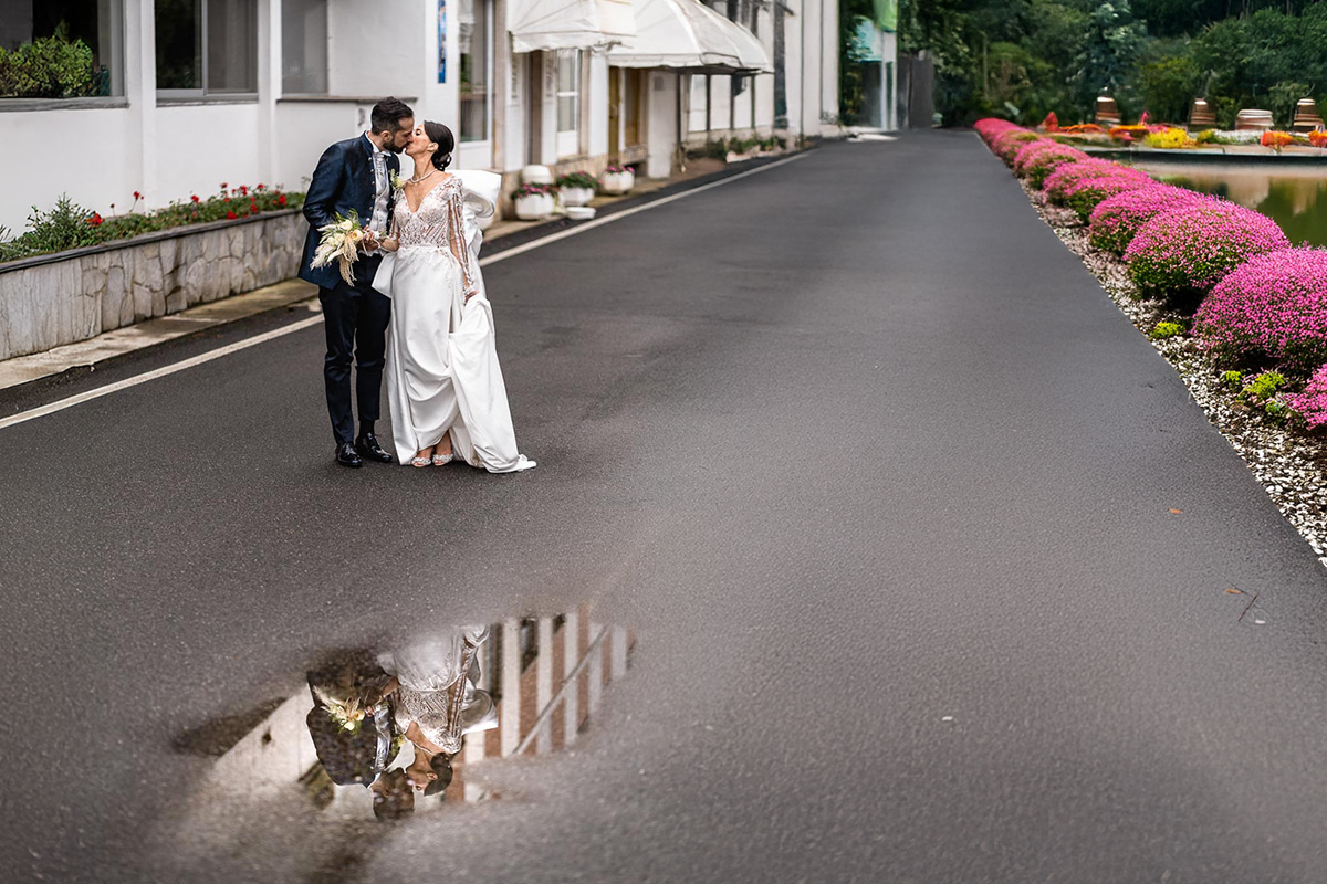 Fotografo Matrimonio Lago di Viverone, Tenuta Variselle. Fotografia di coppia degli sposi. Sposi riflessi in una pozzanghera d'acqua.