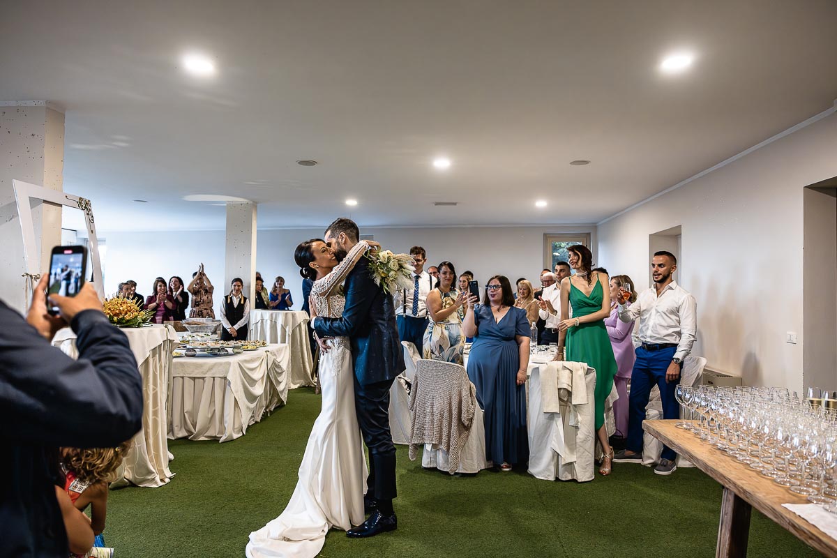Fotografo Matrimonio Lago di Viverone, Tenuta Variselle. Aperitivo. bacio degli sposi.