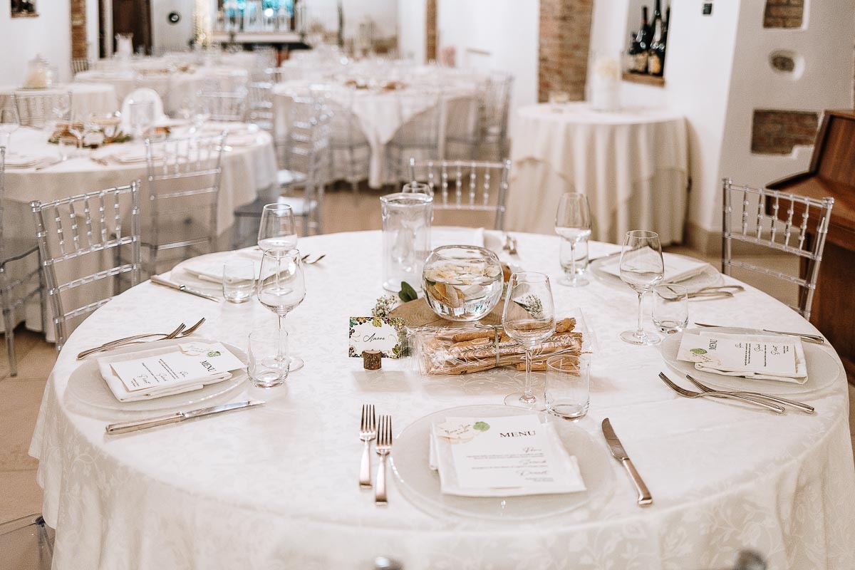 Fotografo Matrimonio Lago di Viverone, Tenuta Variselle. Allestimento sala da pranzo.