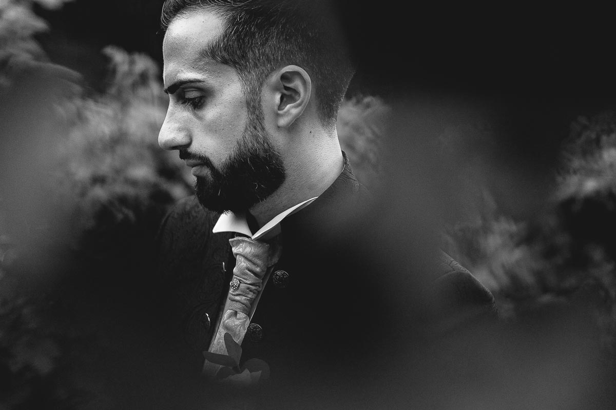 Fotografo Matrimonio Lago di Viverone, Tenuta Variselle. Sessione di coppia preserale nel vigneto. Ritratto ravvicinato in bianco enero dello sposo.