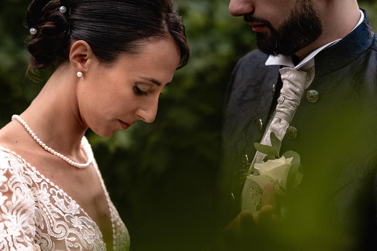 Fotografo Matrimonio Lago di Viverone, Tenuta Variselle. Sessione di coppia preserale nel vigneto. Ritratto ravvicinato.