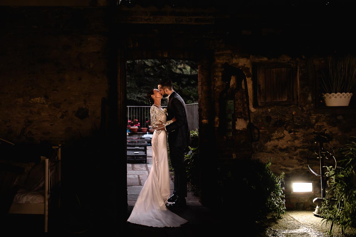 Fotografo Matrimonio Lago di Viverone, Tenuta Variselle. Ora blu. Ritratto degli sposi nel cortile interno della location.