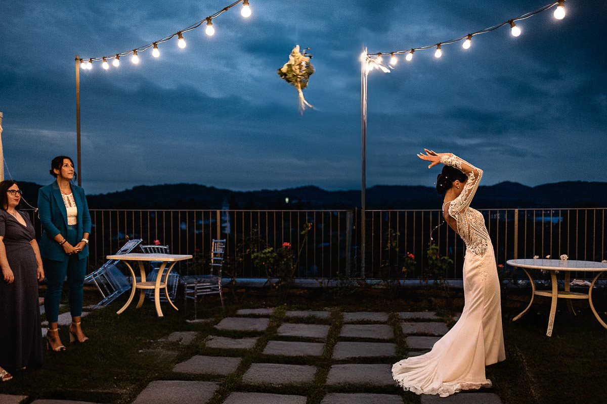 Fotografo Matrimonio Lago di Viverone, Tenuta Variselle. Ora blu. lancio del bouquet.