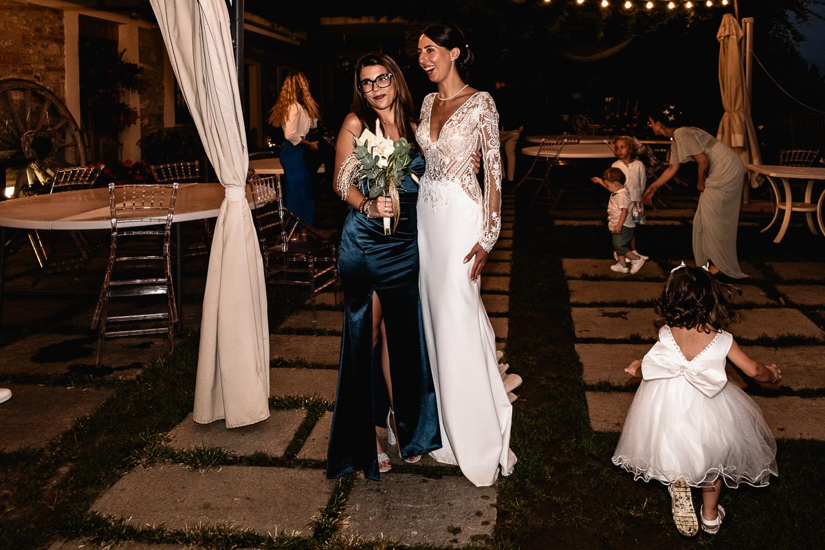 Fotografo Matrimonio Lago di Viverone, Tenuta Variselle. Sposa con la ragazza che ha preso il bouquet.