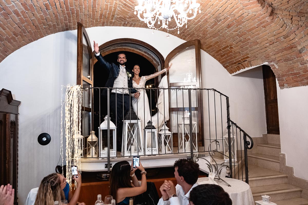 Fotografo Matrimonio Lago di Viverone, Tenuta Variselle. Ricevimento. Ingresso degli sposi in sala.