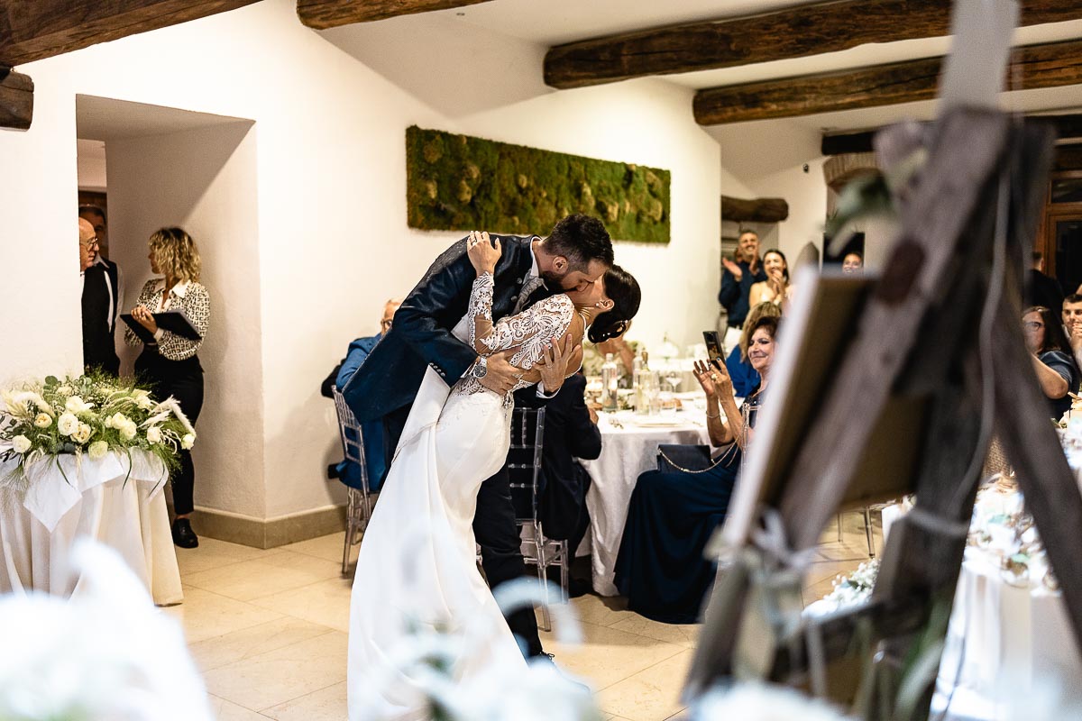 Fotografo Matrimonio Lago di Viverone, Tenuta Variselle. Ricevimento. Bacio degli sposi con casquet.