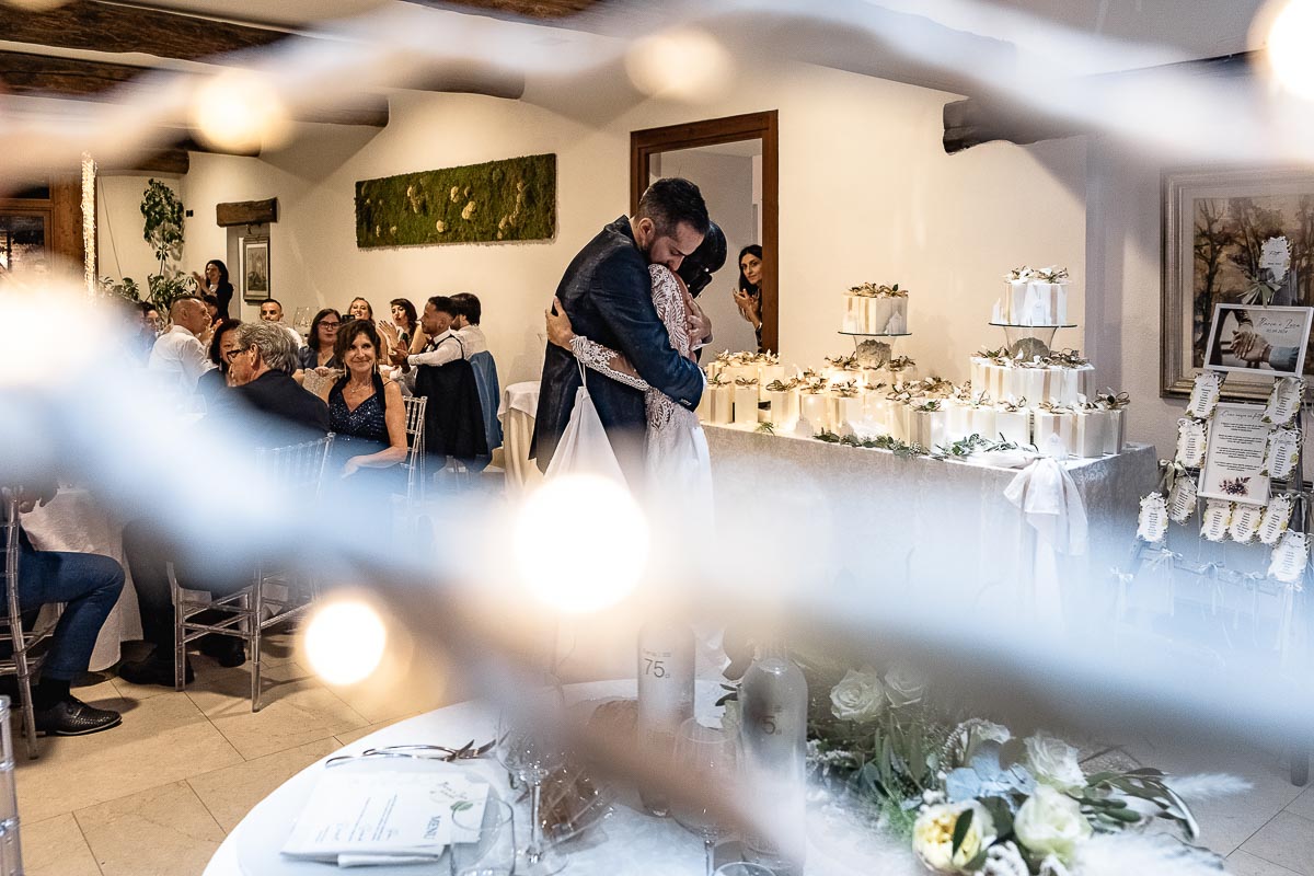 Fotografo Matrimonio Lago di Viverone, Tenuta Variselle. Ricevimento. Bacio degli sposi.