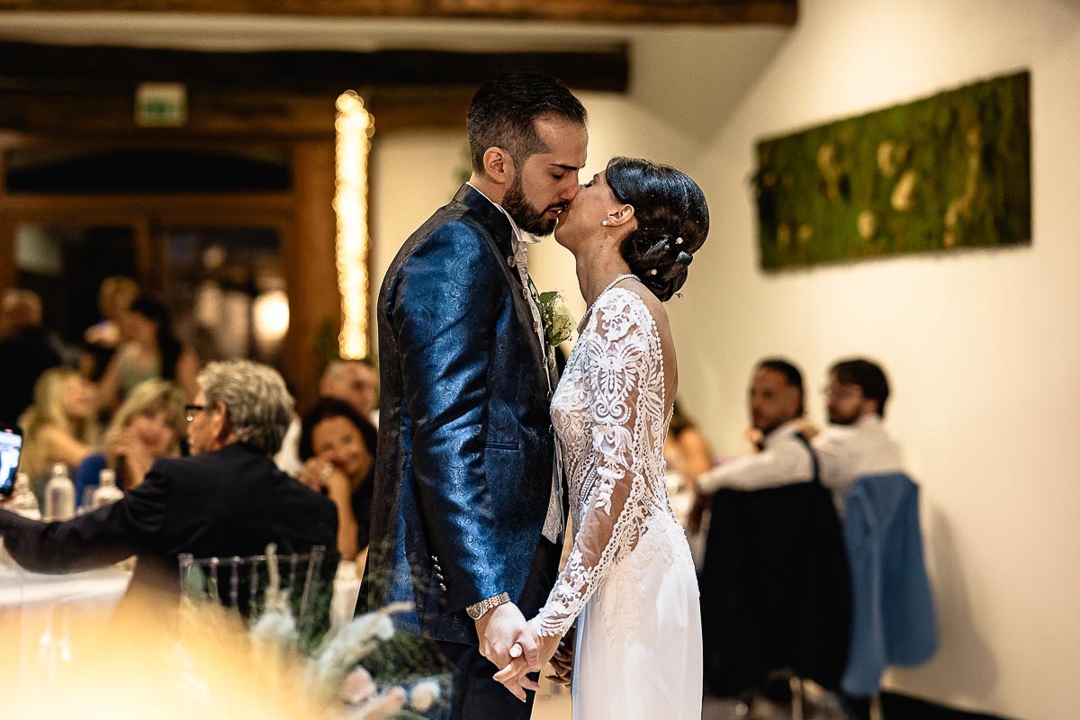 Fotografo Matrimonio Lago di Viverone, Tenuta Variselle. Ricevimento. Bacio degli sposi.