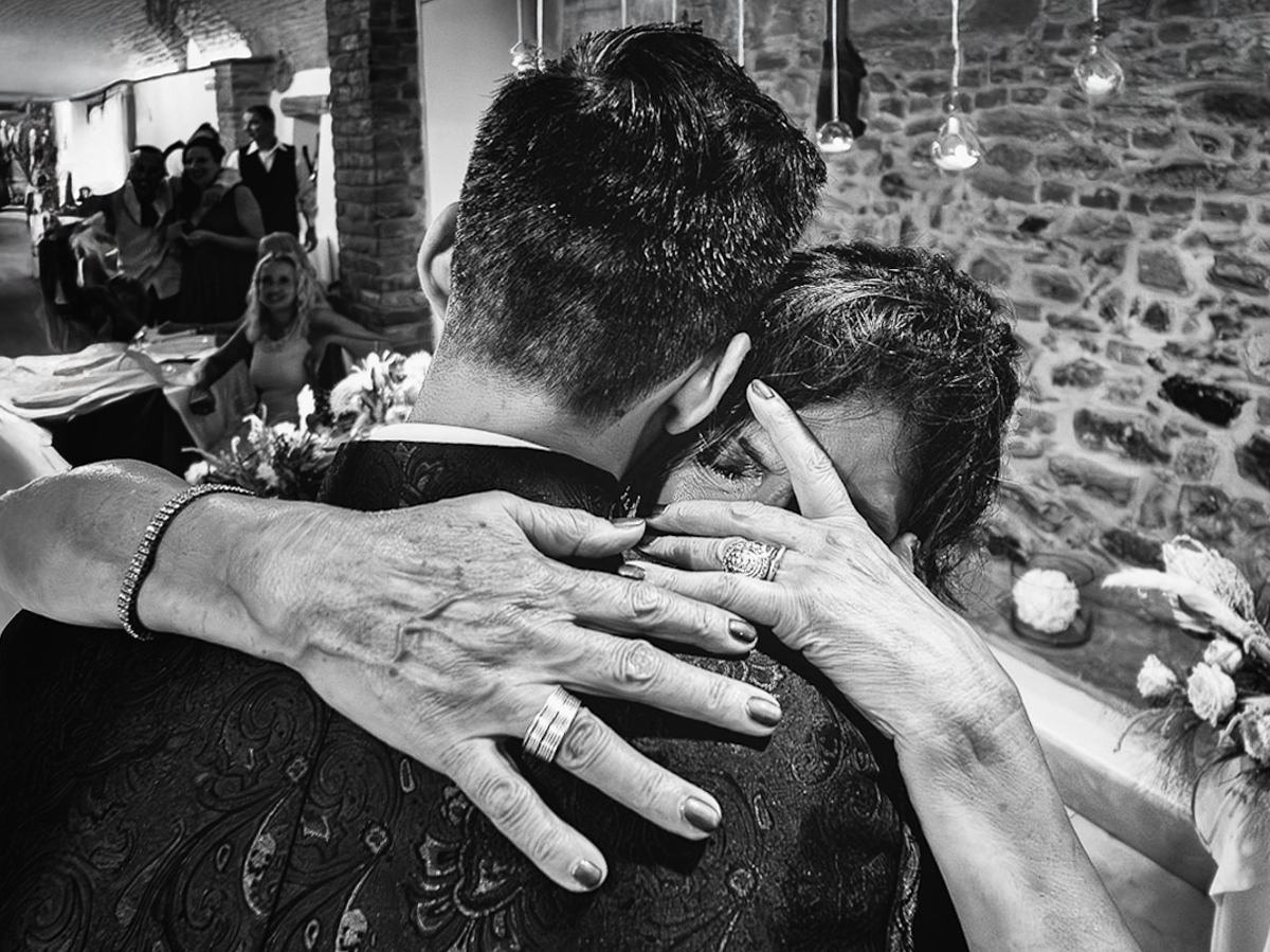 Fotografo Matrimonio Lago di Viverone, Tenuta Variselle. Ricevimento. Ballo dello sposo con la mamma. Mamma molto commossa.