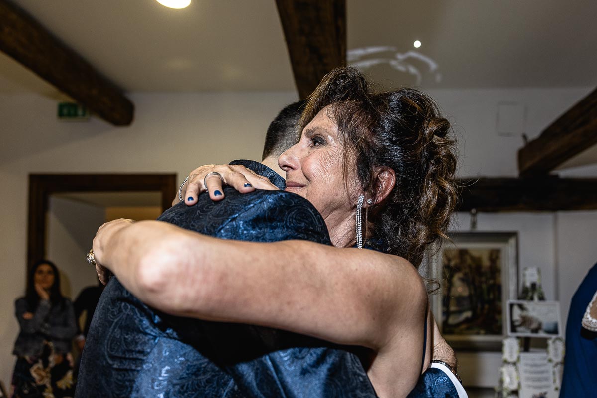 Fotografo Matrimonio Lago di Viverone, Tenuta Variselle. Ricevimento. Ballo dello sposo con la mamma. mamma commossa.
