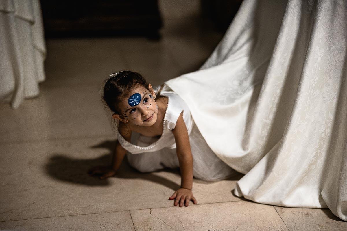 Fotografo Matrimonio Lago di Viverone, Tenuta Variselle. Ricevimento. Damigellina che gioca.