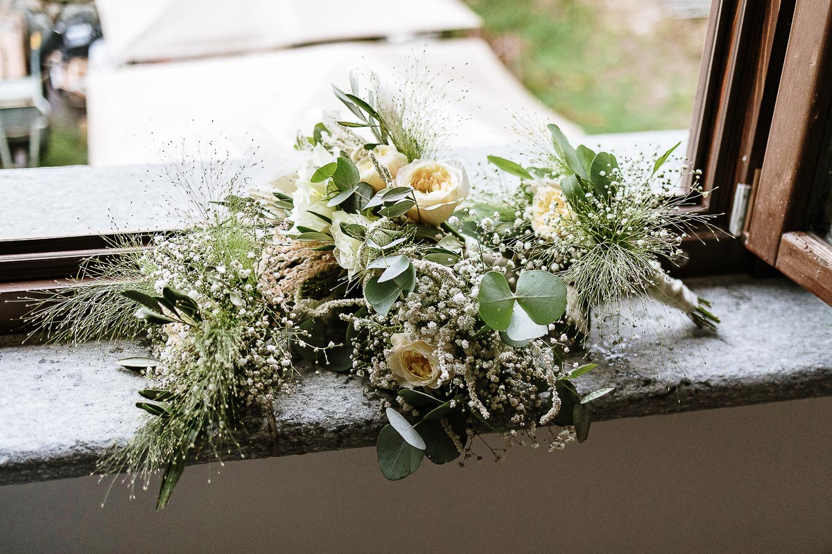 Fotografo Matrimonio Lago di Viverone, Tenuta Variselle. Preparazione della sposa. Bouquet delle damigelle.