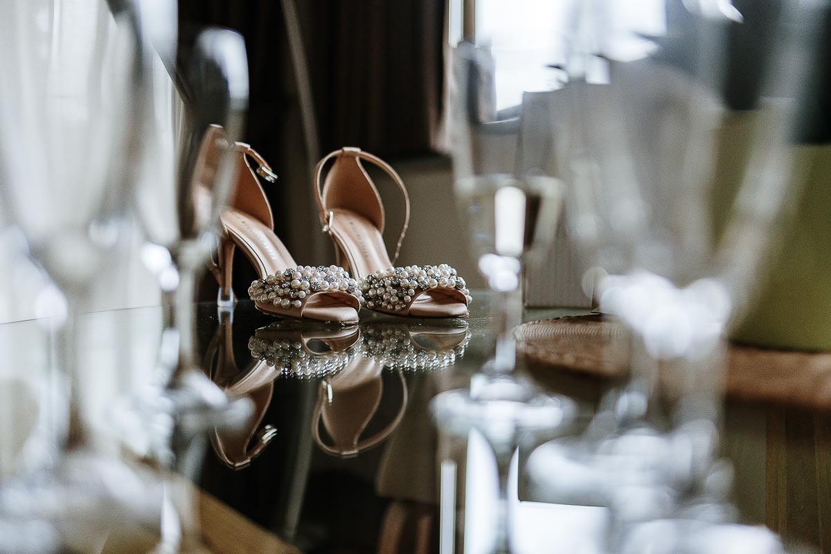 Fotografo Matrimonio Lago di Viverone, Tenuta Variselle. Preparazione della sposa. Scarpe della sposa.