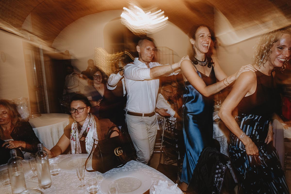 Fotografo Matrimonio Lago di Viverone, Tenuta Variselle. Ricevimento.Balli di gruppo. Mosso creativo.