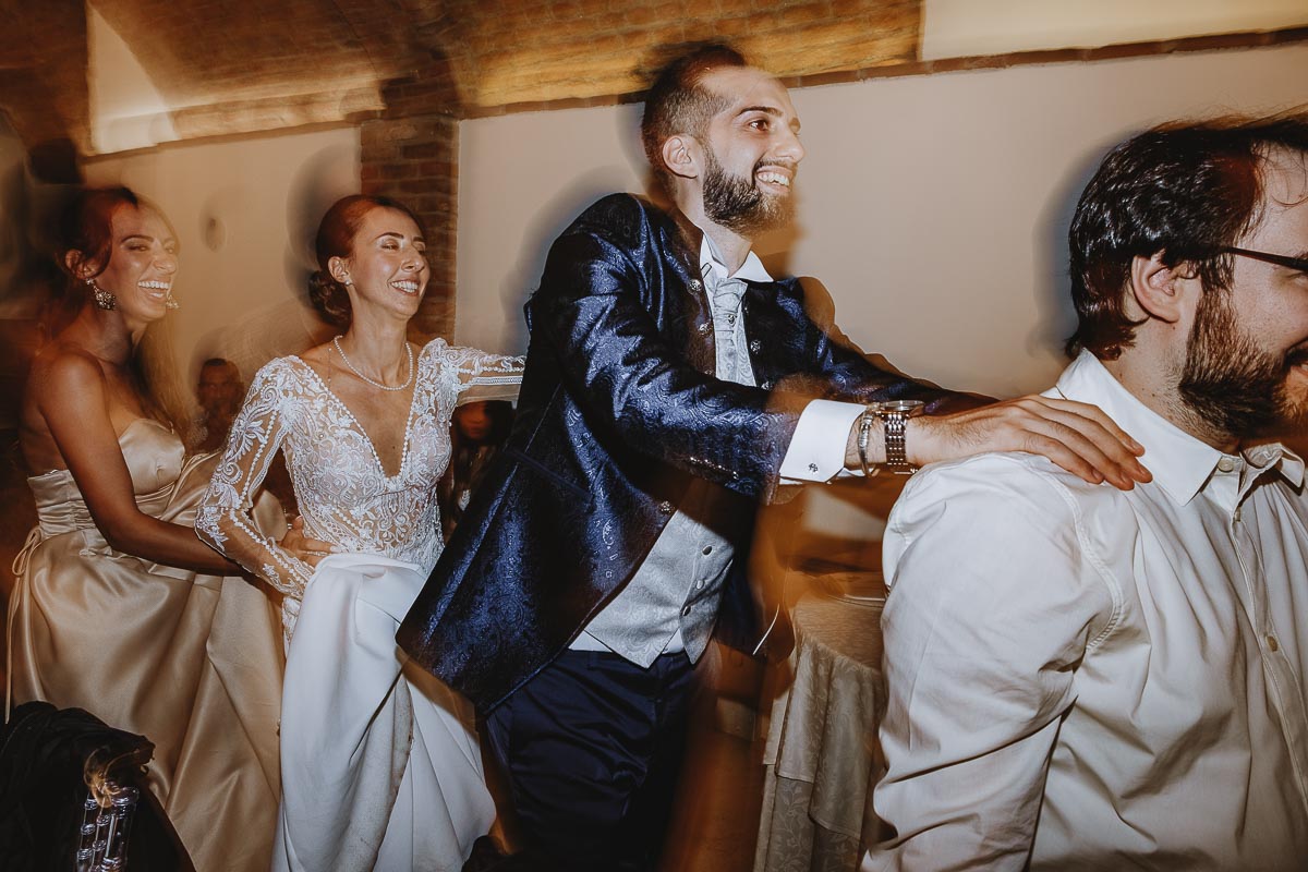 Fotografo Matrimonio Lago di Viverone, Tenuta Variselle. Ricevimento.Balli di gruppo. Mosso creativo.