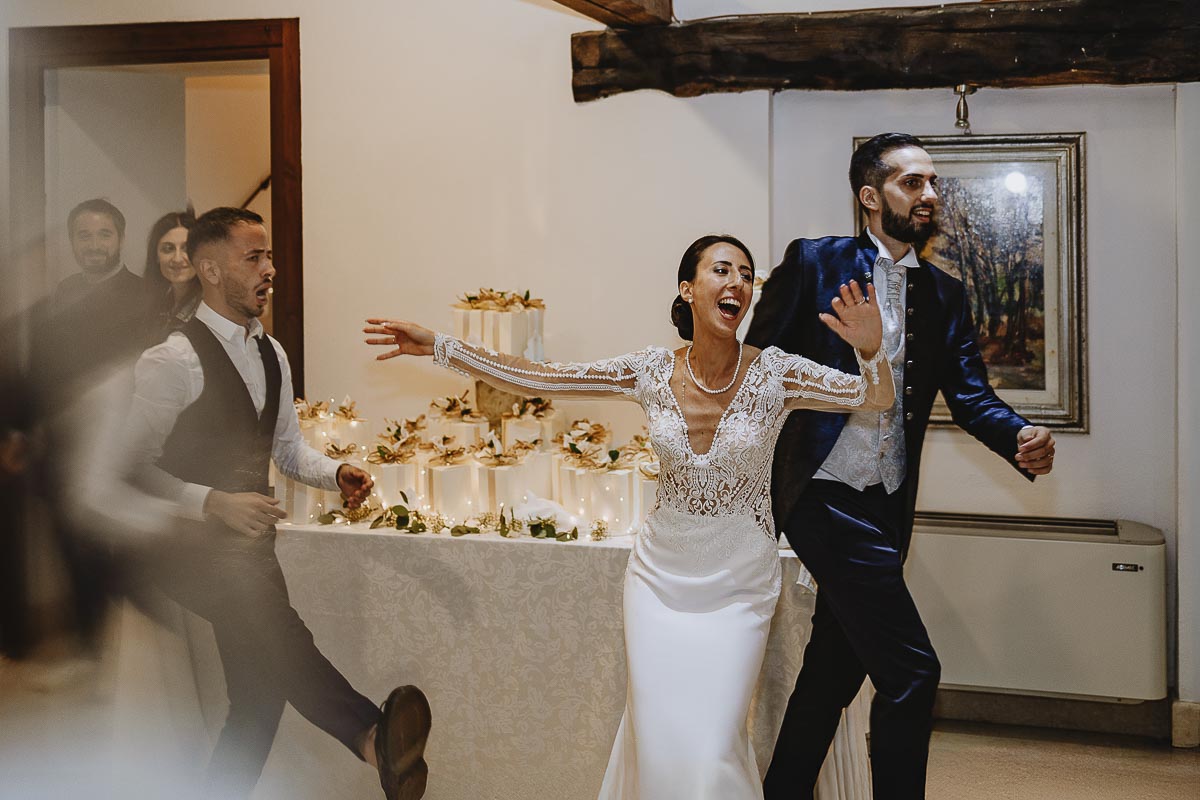 Fotografo Matrimonio Lago di Viverone, Tenuta Variselle. Ricevimento.Balli di gruppo.