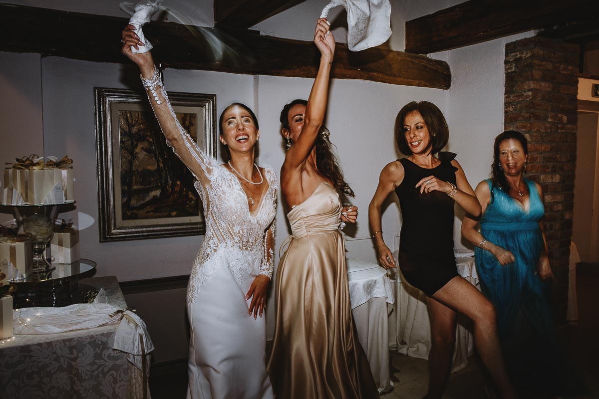 Fotografo Matrimonio Lago di Viverone, Tenuta Variselle. Ricevimento.Balli di gruppo. Mosso creativo.