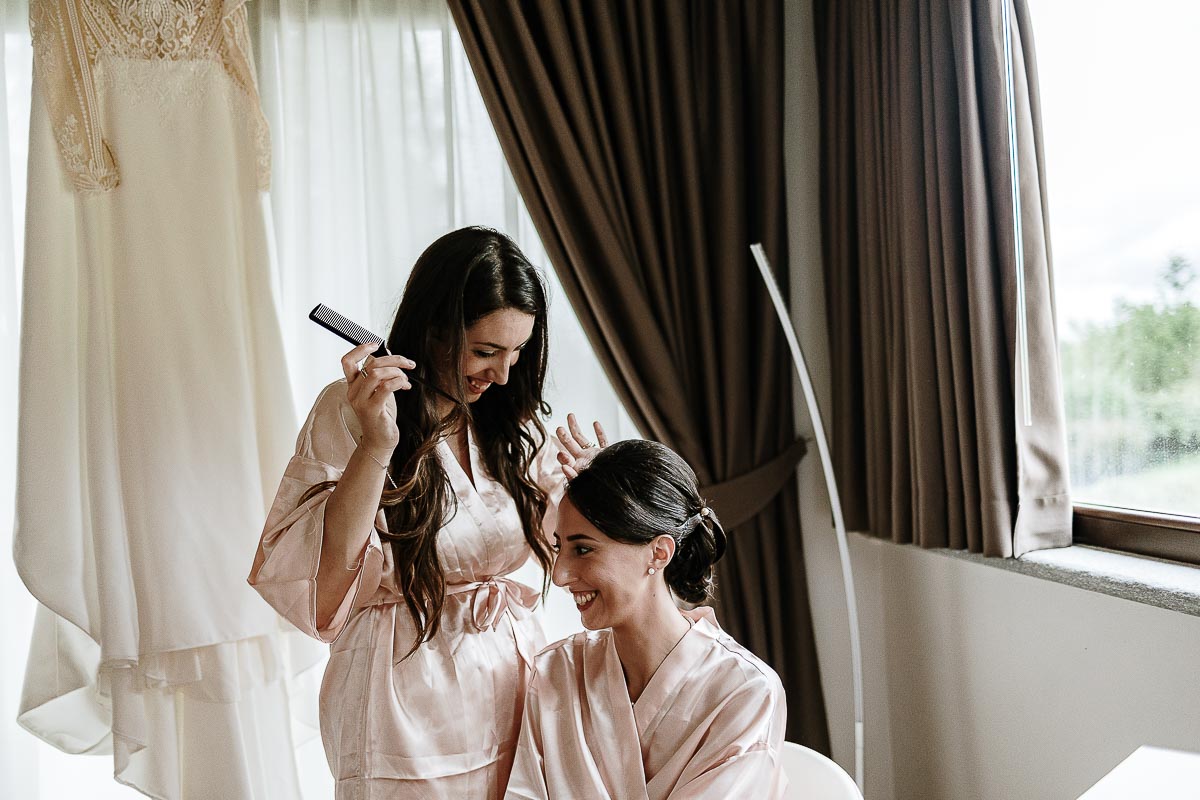 Fotografo Matrimonio Lago di Viverone, Tenuta Variselle. Preparazione della sposa. Sposa con la damigella.