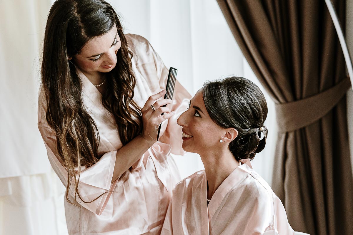 Fotografo Matrimonio Lago di Viverone, Tenuta Variselle. Preparazione della sposa. Sposa con la damigella.