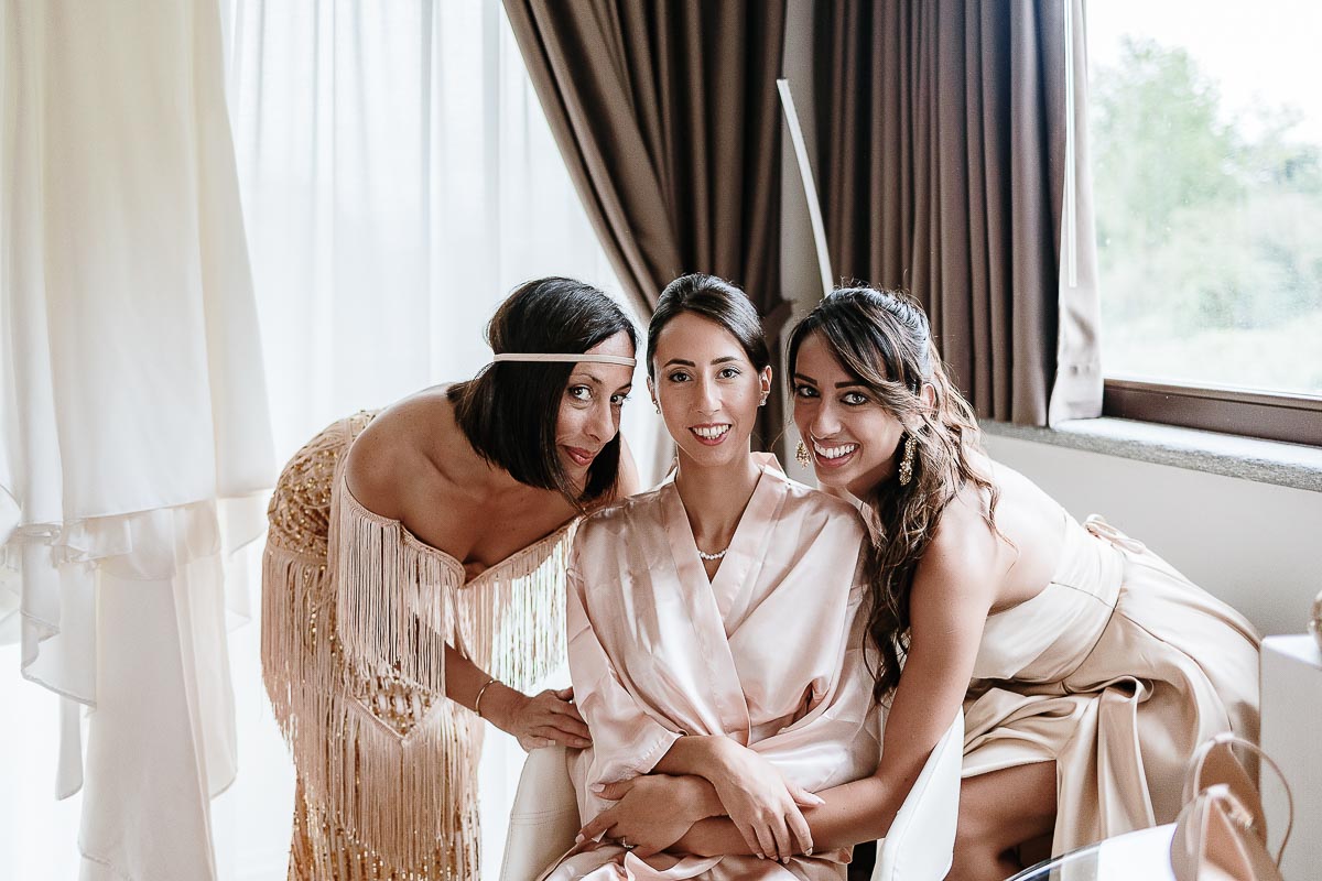 Fotografo Matrimonio Lago di Viverone, Tenuta Variselle. Preparazione della sposa. Sposa con le sorelle.