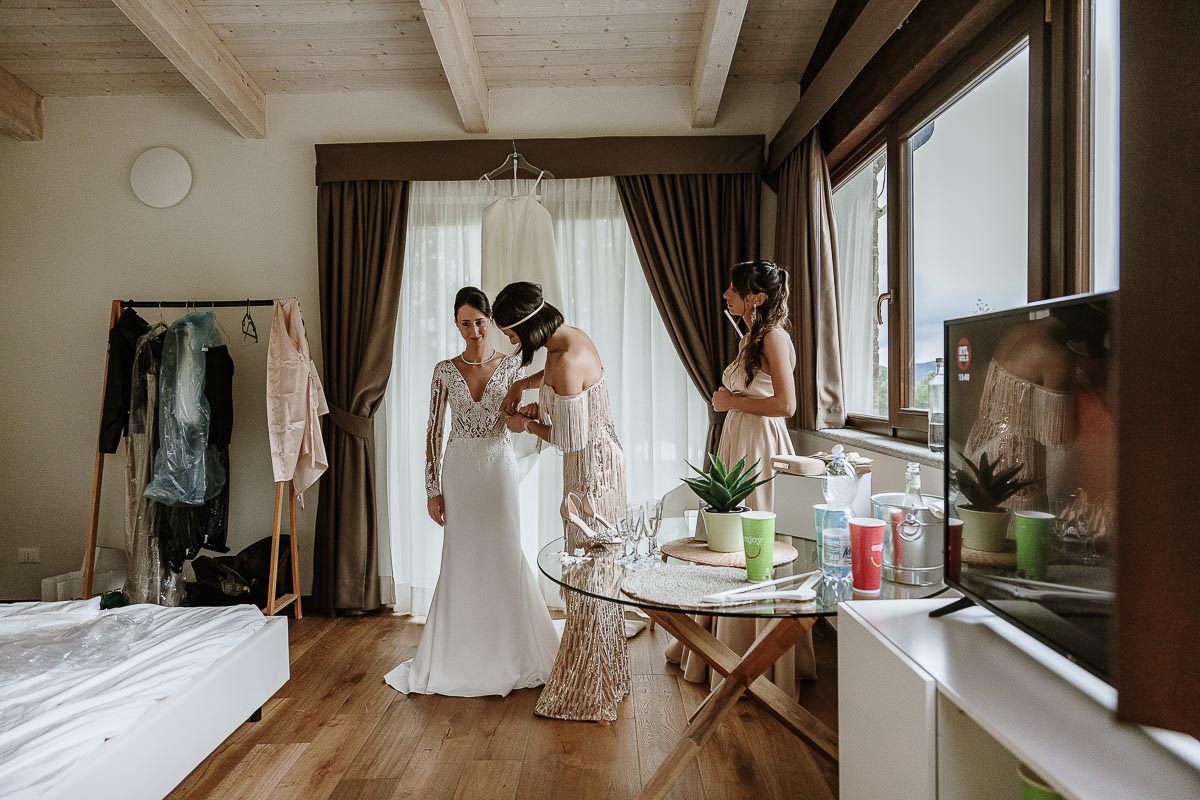 Fotografo Matrimonio Lago di Viverone, Tenuta Variselle. Preparazione della sposa. Sposa con le sorelle durante la vestizione.