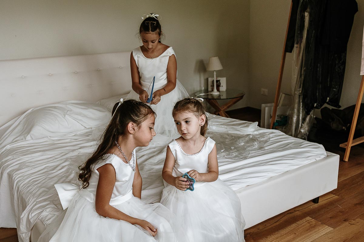 Fotografo Matrimonio Lago di Viverone, Tenuta Variselle. Preparazione della sposa. Damigelle bambine chiacchierano.