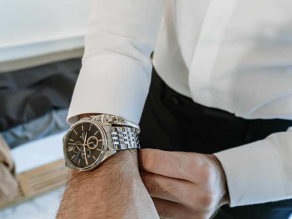 Fotografo Matrimonio Lago di Viverone, Tenuta Variselle. Preparazione dello sposo. Sposo indossa l'orologio