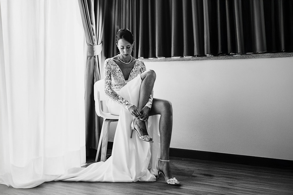 Fotografo Matrimonio Lago di Viverone, Tenuta Variselle. Preparazione della sposa. Sposa si mette le scarpe.