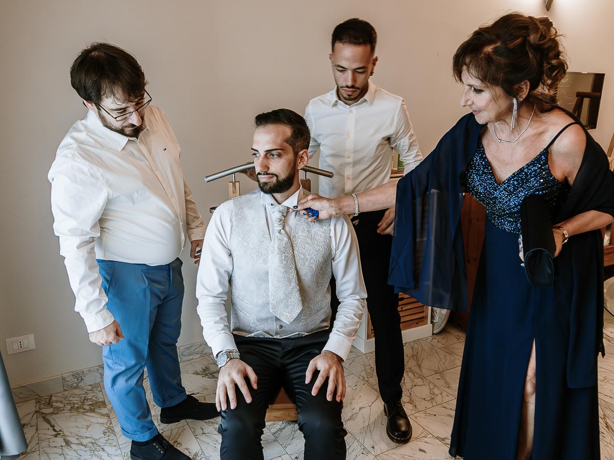 Fotografo Matrimonio Lago di Viverone, Tenuta Variselle. Preparazione dello sposo. Sposo con i testimoni e la mamma.