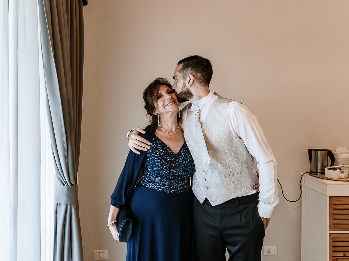 Fotografo Matrimonio Lago di Viverone, Tenuta Variselle. Preparazione dello sposo. Sposo con la mamma
