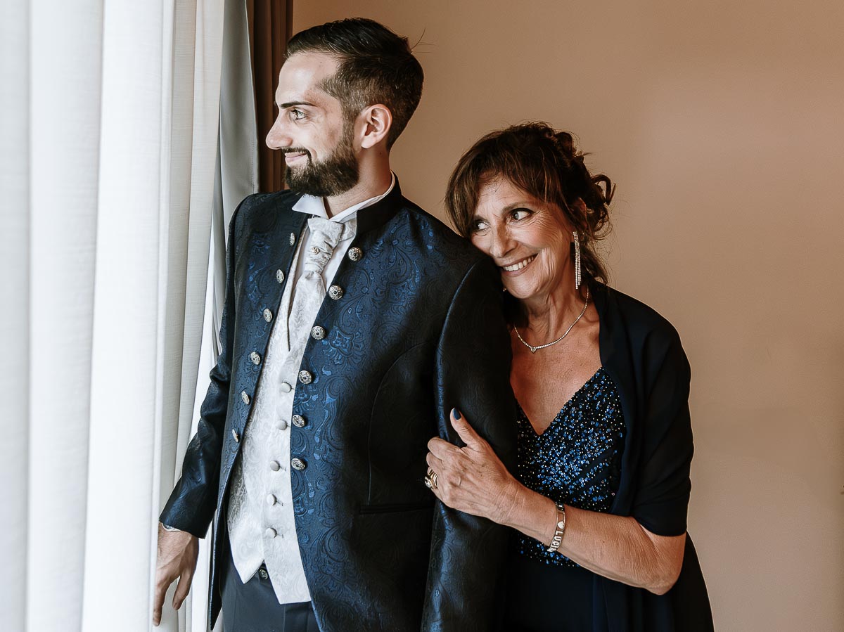 Fotografo Matrimonio Lago di Viverone, Tenuta Variselle. Preparazione dello sposo. Sposo con la mamma.