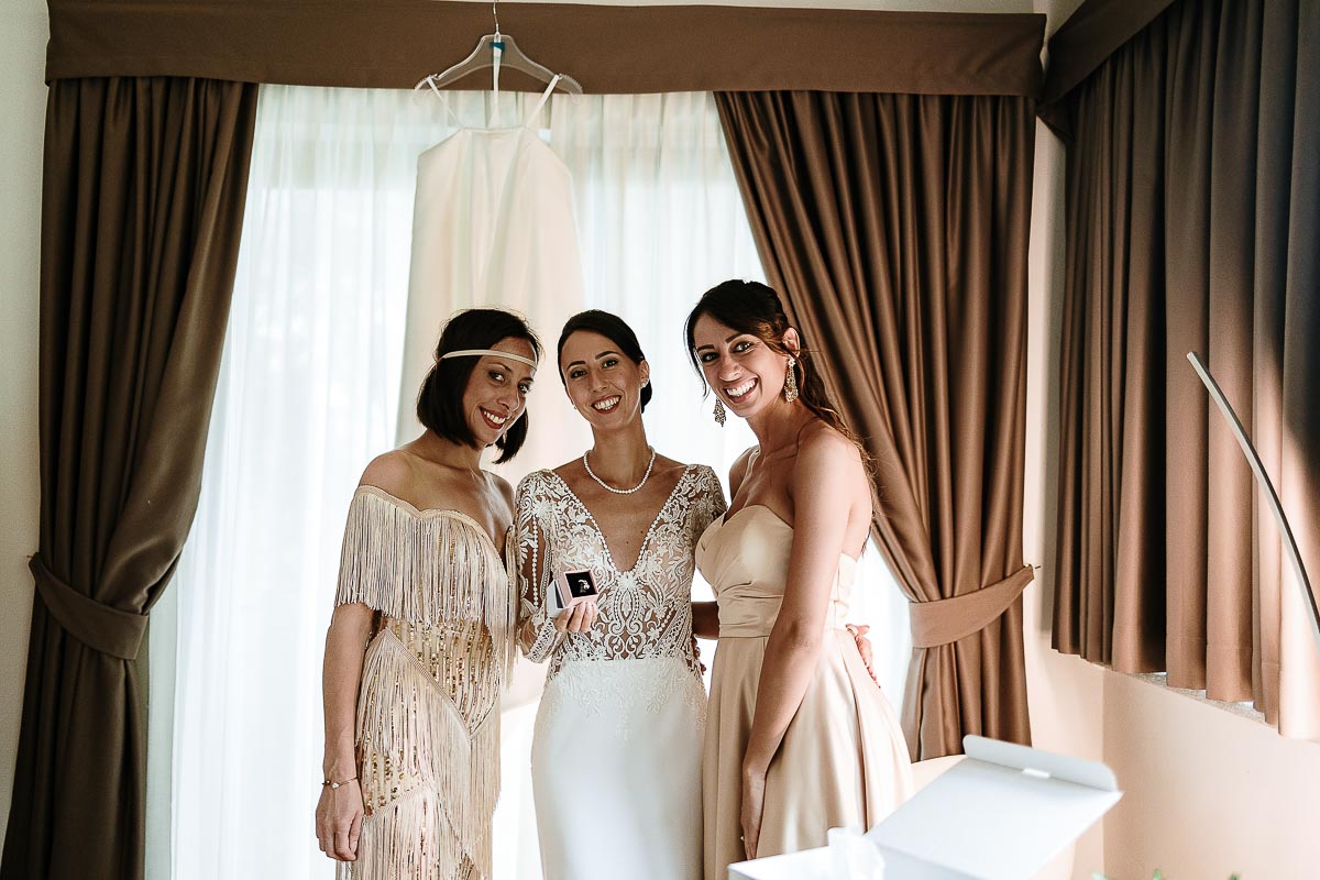 Fotografo Matrimonio Lago di Viverone, Tenuta Variselle. Preparazione della sposa. Sposa con le sorelle.