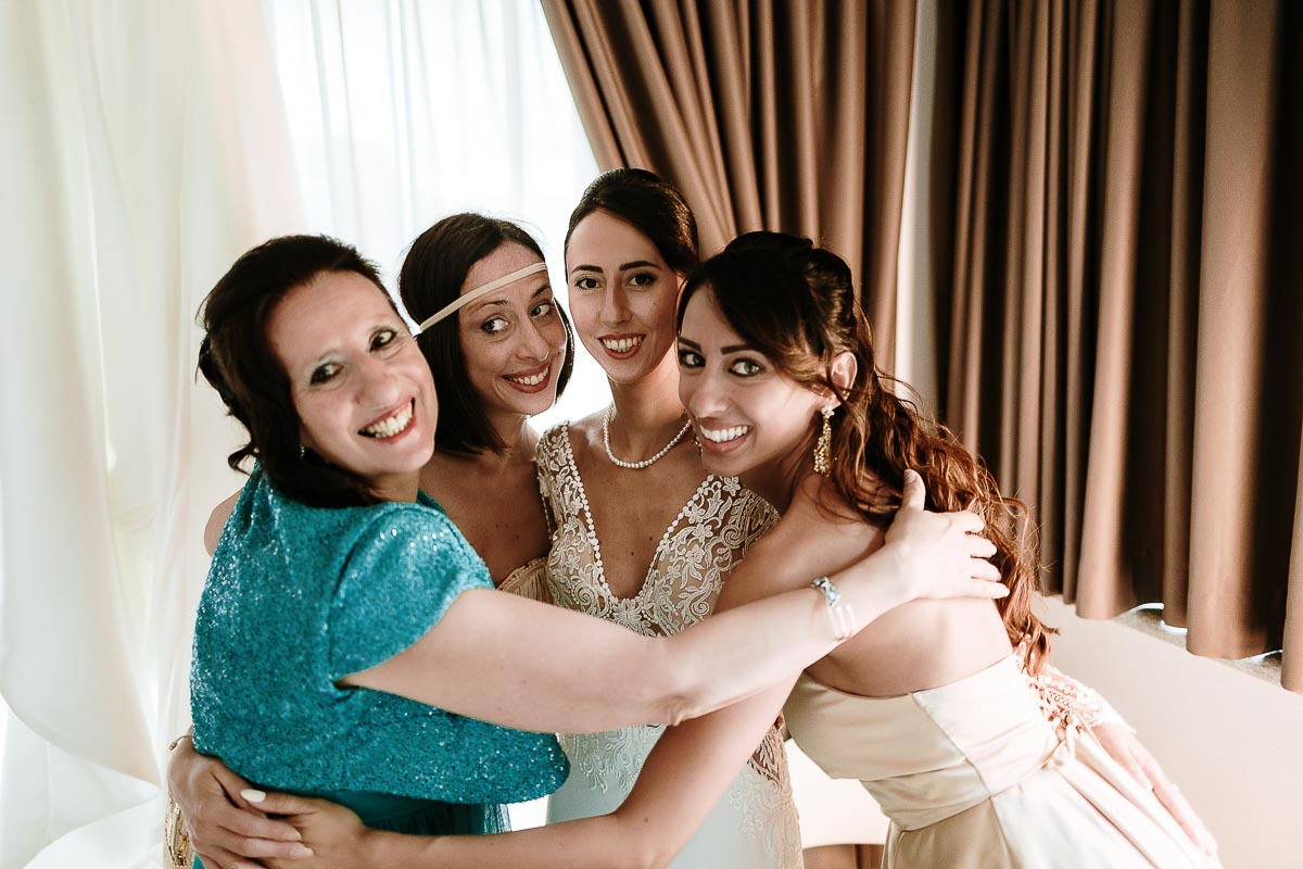 Fotografo Matrimonio Lago di Viverone, Tenuta Variselle. Preparazione della sposa. Sposa con le sorelle e la mamma.