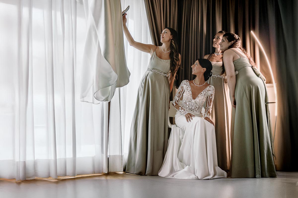Fotografo Matrimonio Lago di Viverone, Tenuta Variselle. Preparazione della sposa. Selfie della sposa con le damigelle.