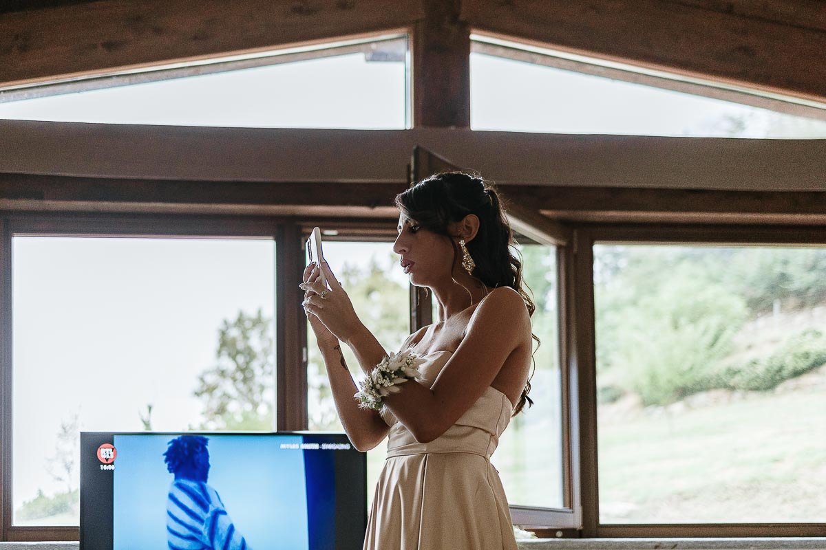 Fotografo Matrimonio Lago di Viverone, Tenuta Variselle. Preparazione della sposa. Sorella della sposa fa foto con il cellulare.