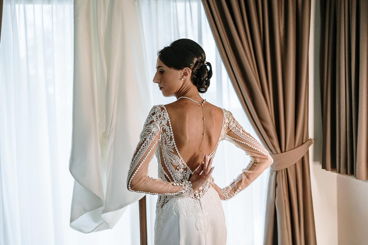 Fotografo Matrimonio Lago di Viverone, Tenuta Variselle. Preparazione della sposa. Ritratto della sposa di schiena