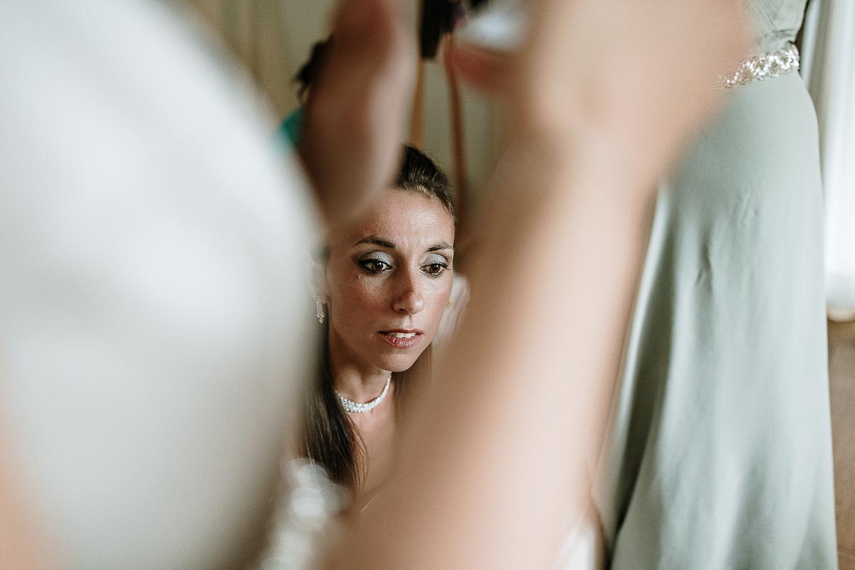 Fotografo Matrimonio Lago di Viverone, Tenuta Variselle. Preparazione della sposa. Damigella.