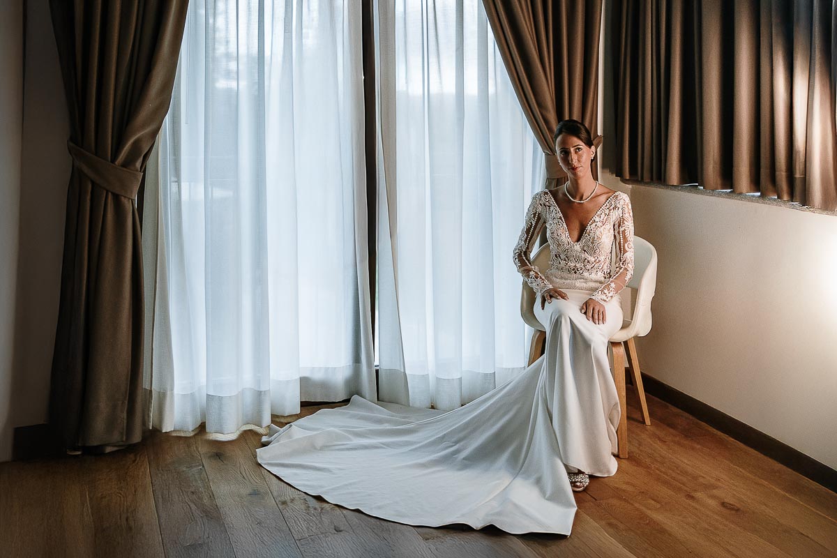 Fotografo Matrimonio Lago di Viverone, Tenuta Variselle. Preparazione della sposa. Ritratto della sposa seduta.